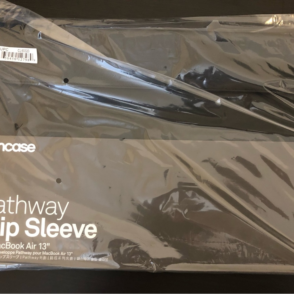 New Incase Black Pathway Sleeve for MacBook Air 13" Black